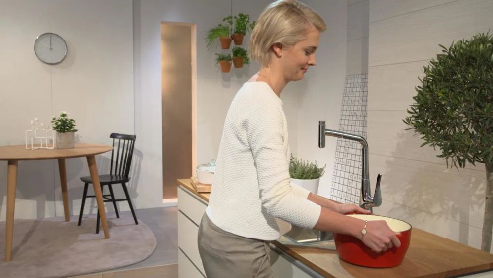 Змішувач для кухні Hansgrohe Metris сталь 14820800 з висувною лійкою