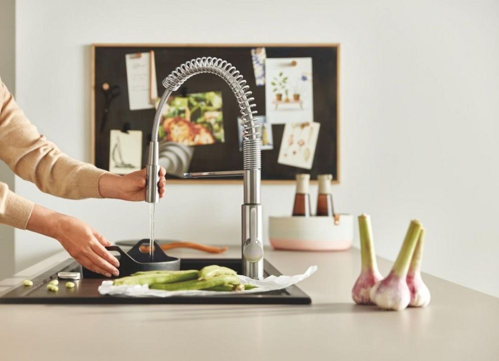 Змішувач для кухні Grohe Via Cosmo суперсталь 30614DC0 з висувною лійкою