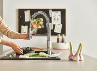 Змішувач для кухні Grohe Via Cosmo суперсталь 30614DC0 з висувною лійкою