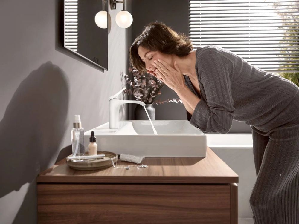 Смеситель для раковины Hansgrohe Vivenis белый матовый 75020700