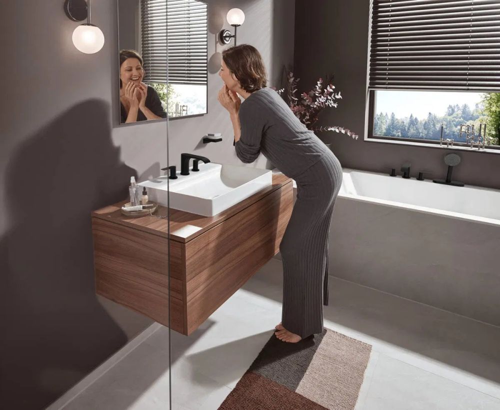 Змішувач на борт ванни Hansgrohe Vivenis білий матовий 75444700 з душовим гарнітуром