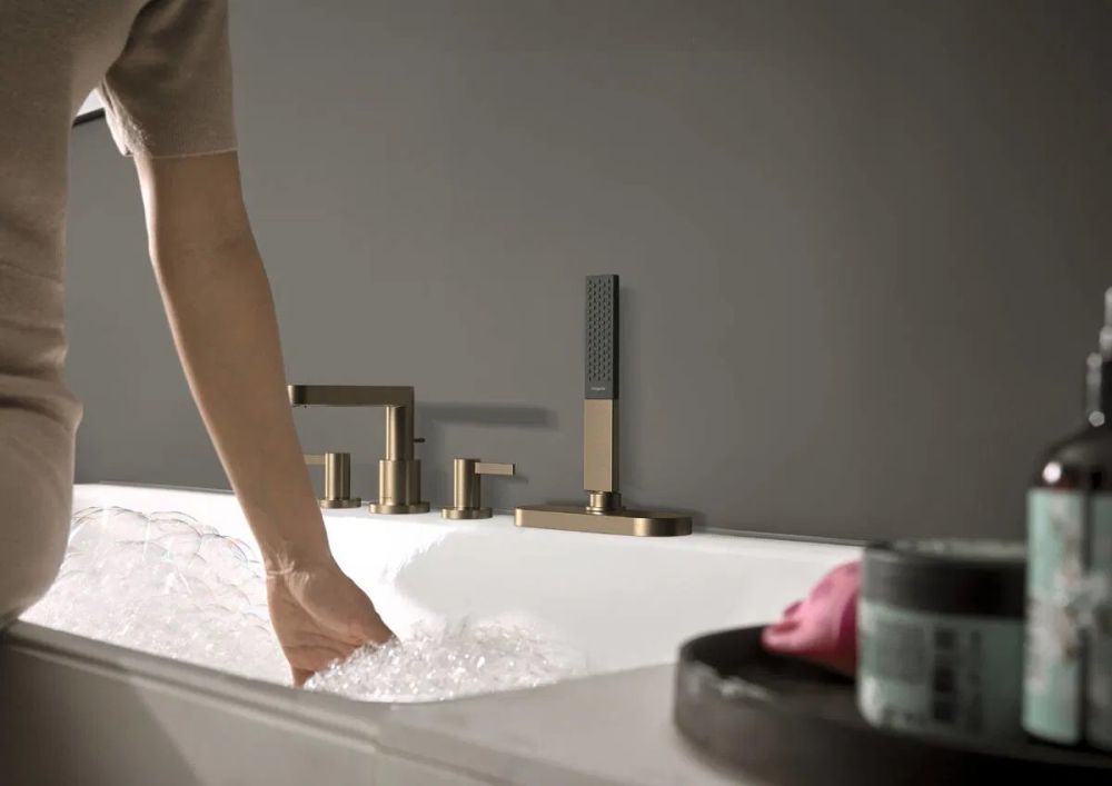 Змішувач на борт ванни Hansgrohe Finoris бронза 76444140 з душовим гарнітуром