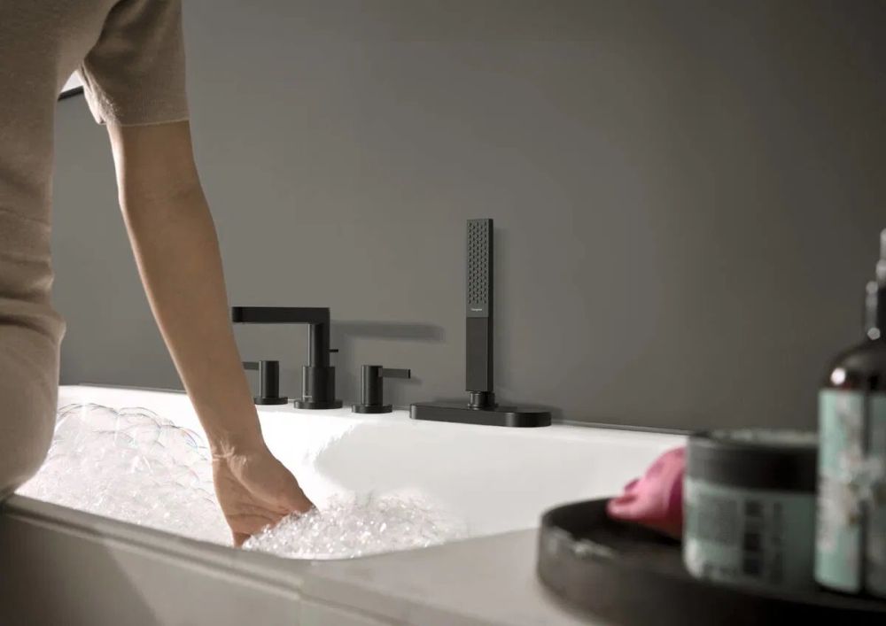 Смеситель на борт ванны Hansgrohe Finoris черный матовый хром 76444340 с душевым гарнитуром